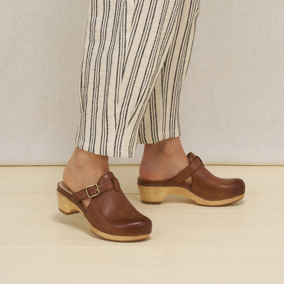 Dansko Value | Leandra Brown Leather