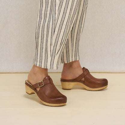 Dansko Value | Leandra Brown Leather