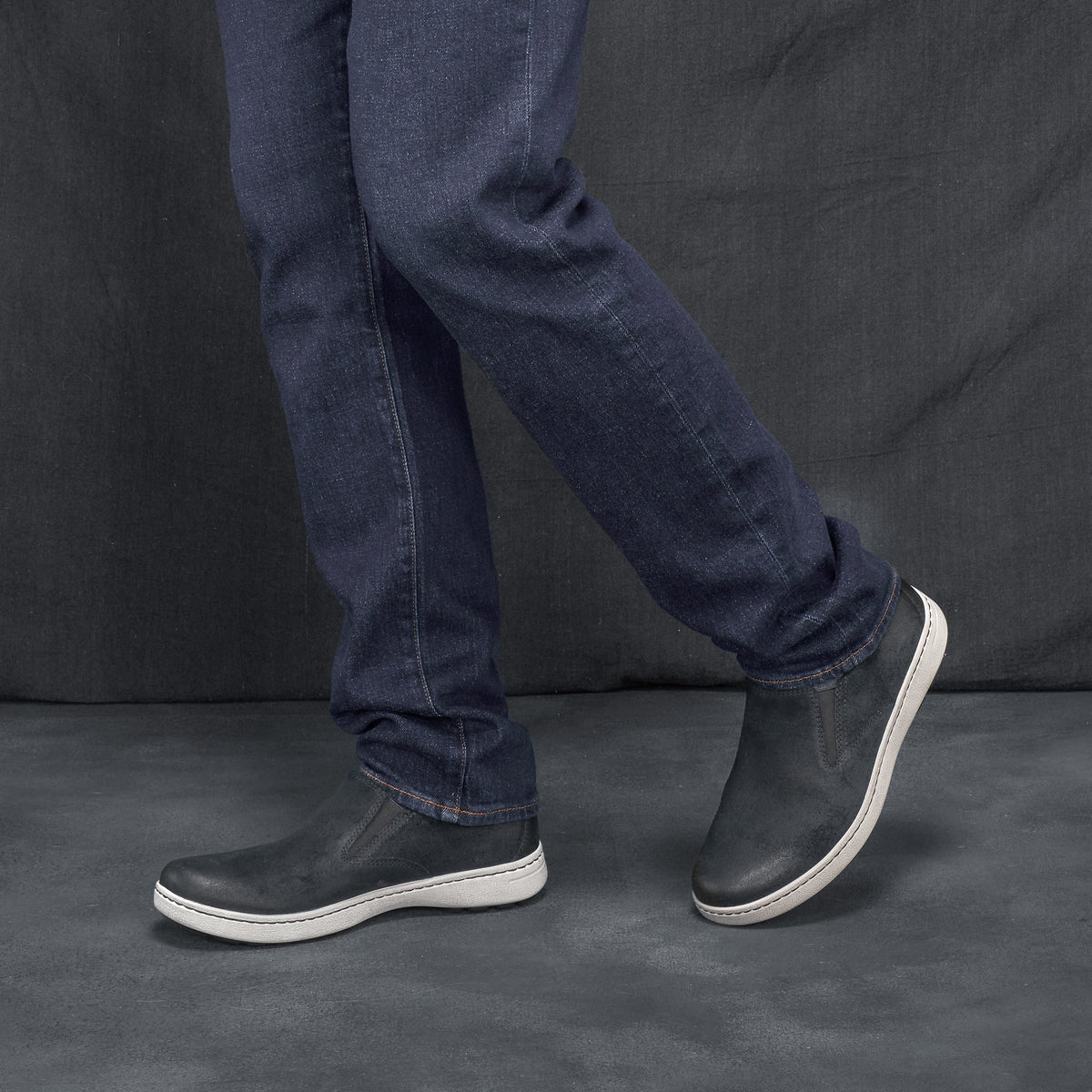 Dansko Discount | Trent Black Burnished Suede