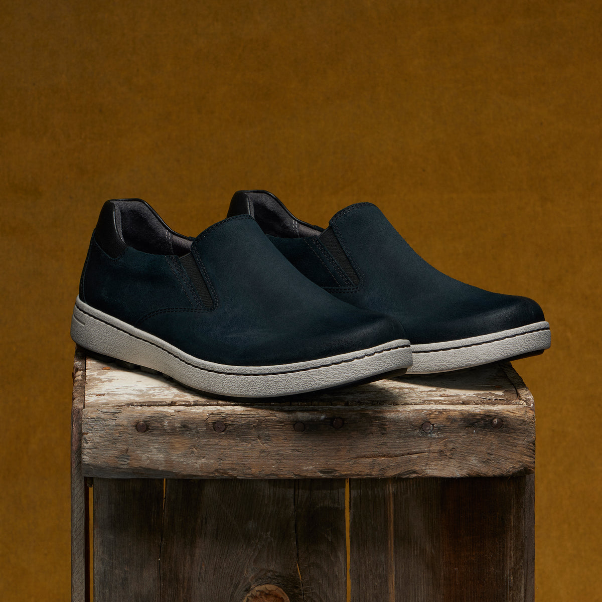 Dansko Discount | Trent Black Burnished Suede