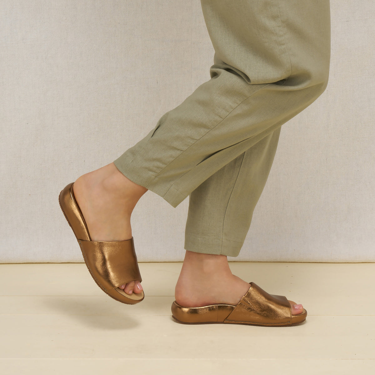 Dansko Everyday | Twyla Bronze Metallic